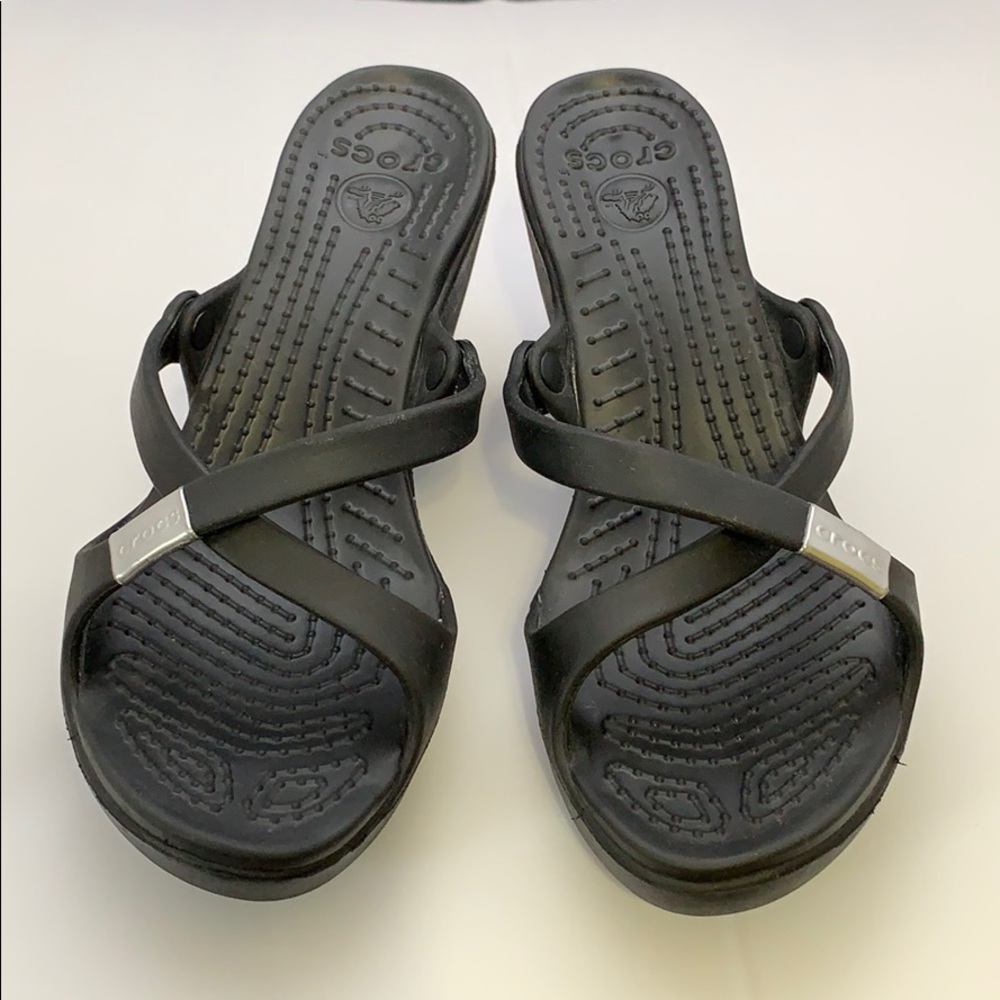 Size 9 women’s Crocs Sandler’s black with heel